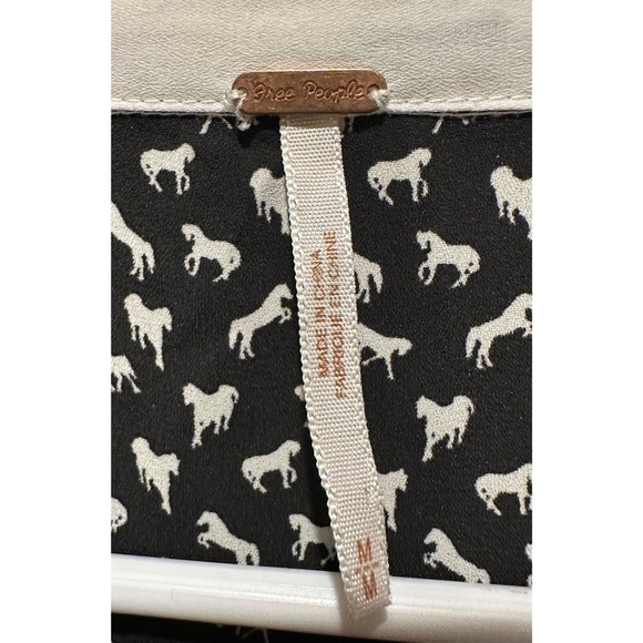 Free People Women’s Collared Horse Print Blouse Size Medium‎ - Picture 4 of 8